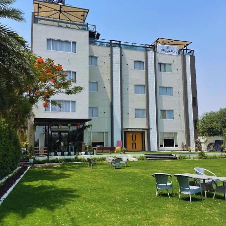Hotel Three Seasons Вриндавана Экстерьер фото