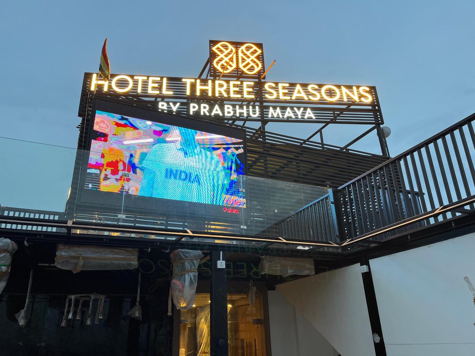 Hotel Three Seasons Вриндавана Экстерьер фото