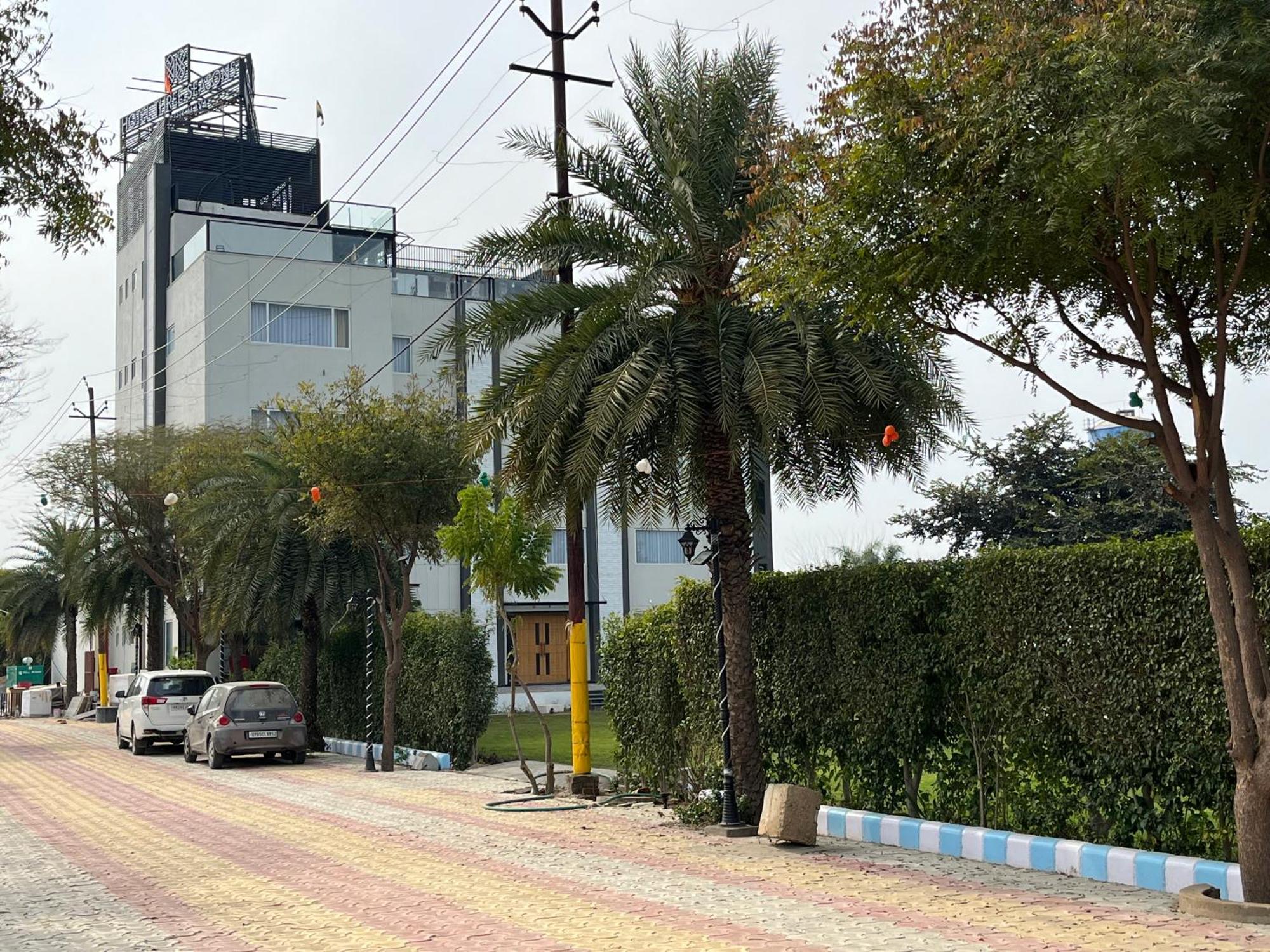 Hotel Three Seasons Вриндавана Экстерьер фото