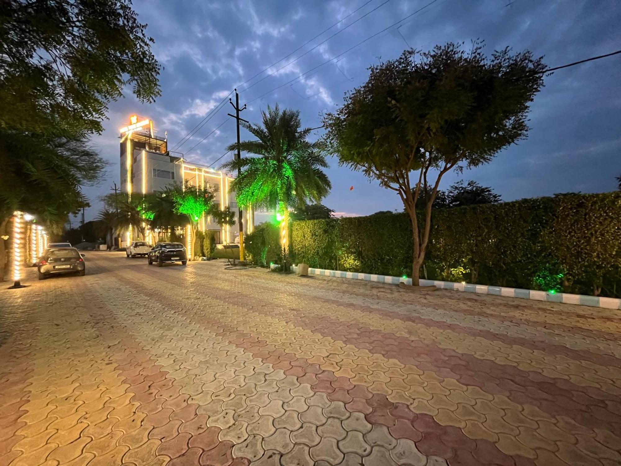 Hotel Three Seasons Вриндавана Экстерьер фото