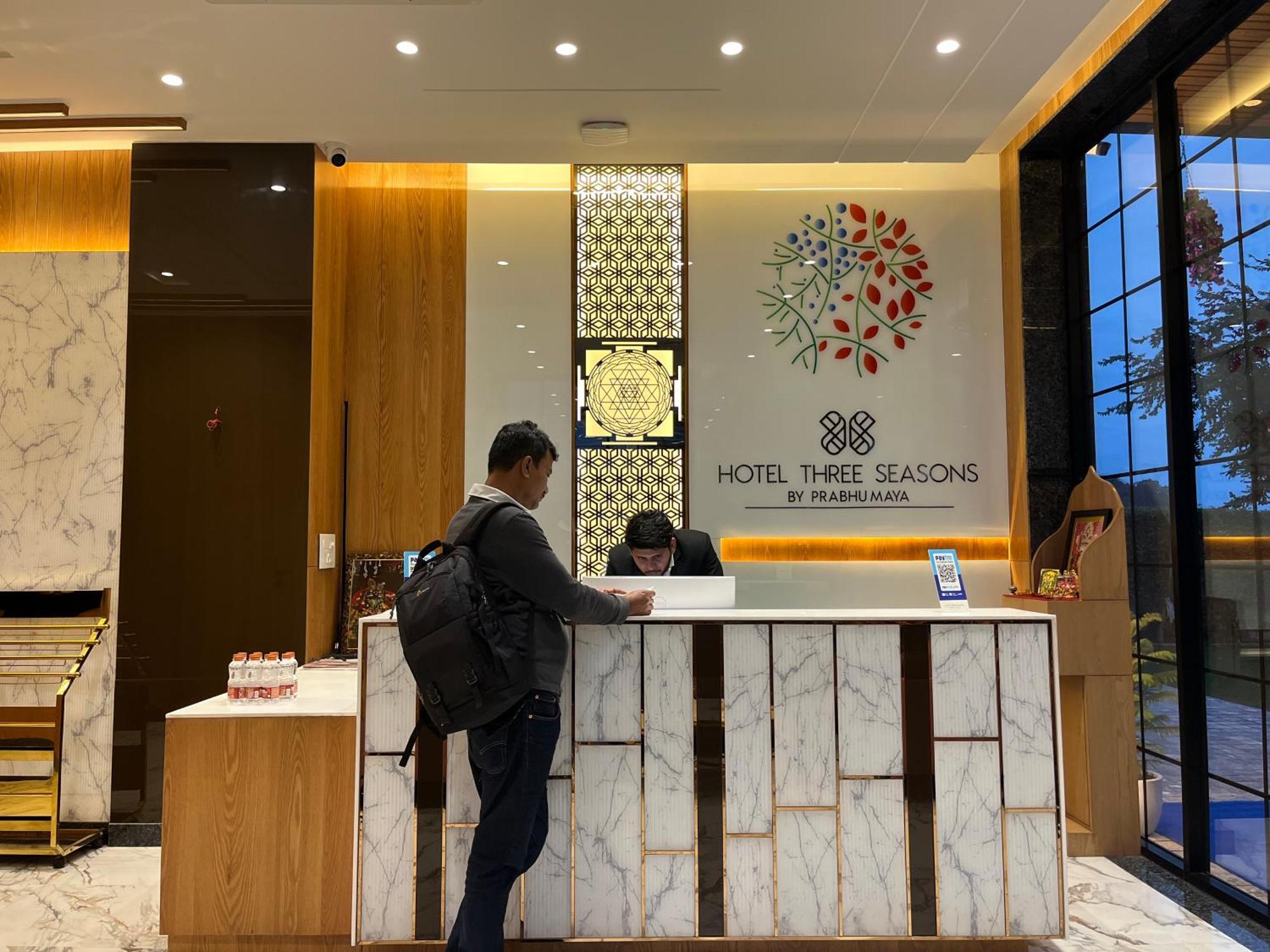 Hotel Three Seasons Вриндавана Экстерьер фото