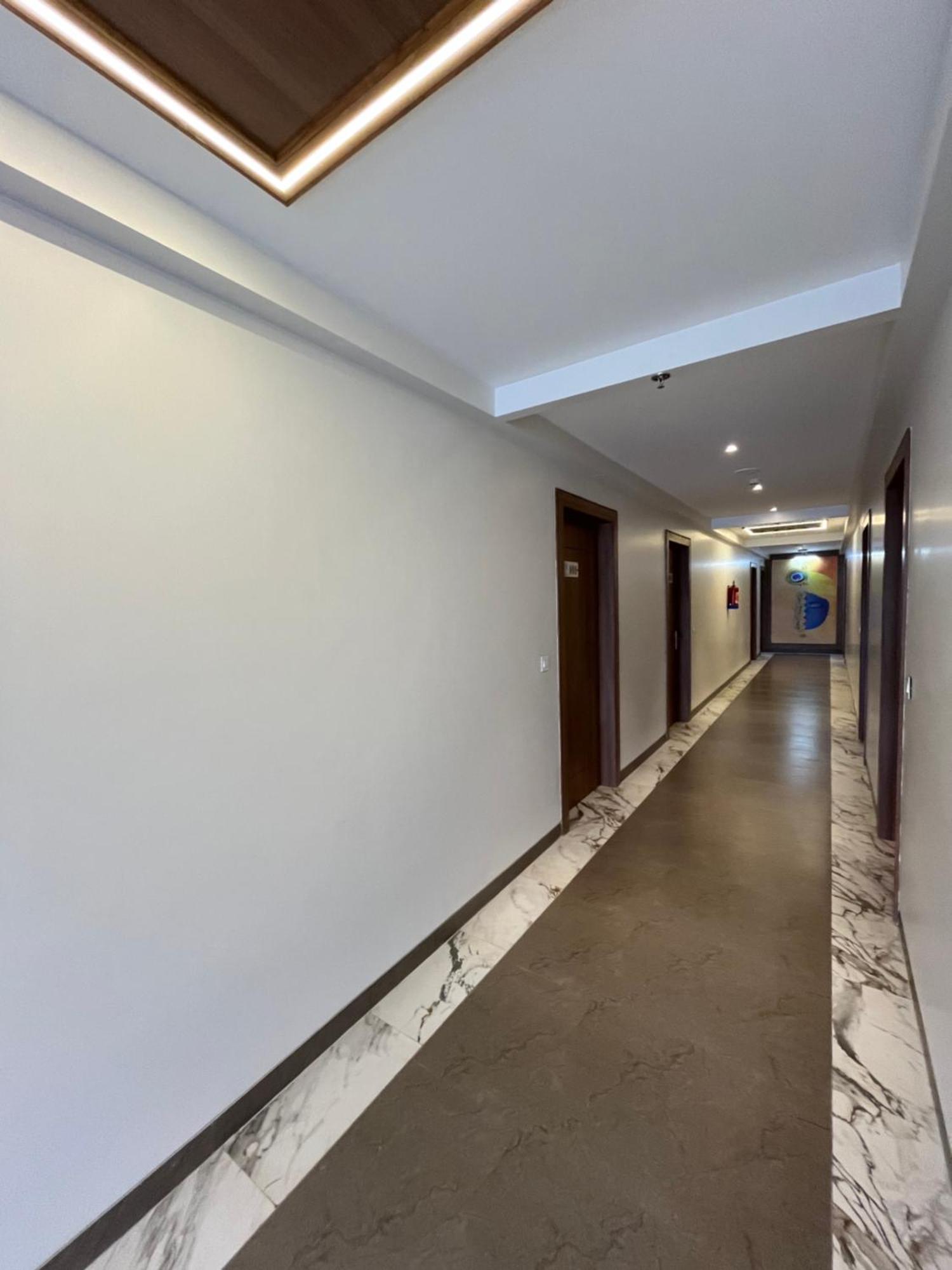 Hotel Three Seasons Вриндавана Экстерьер фото