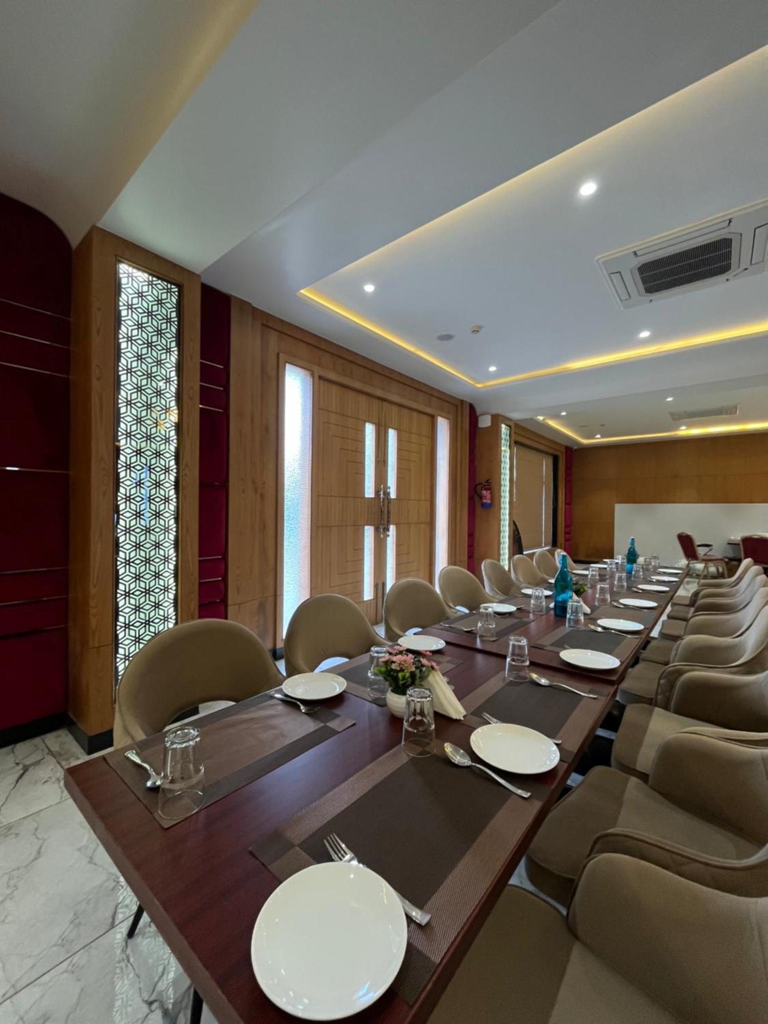 Hotel Three Seasons Вриндавана Экстерьер фото