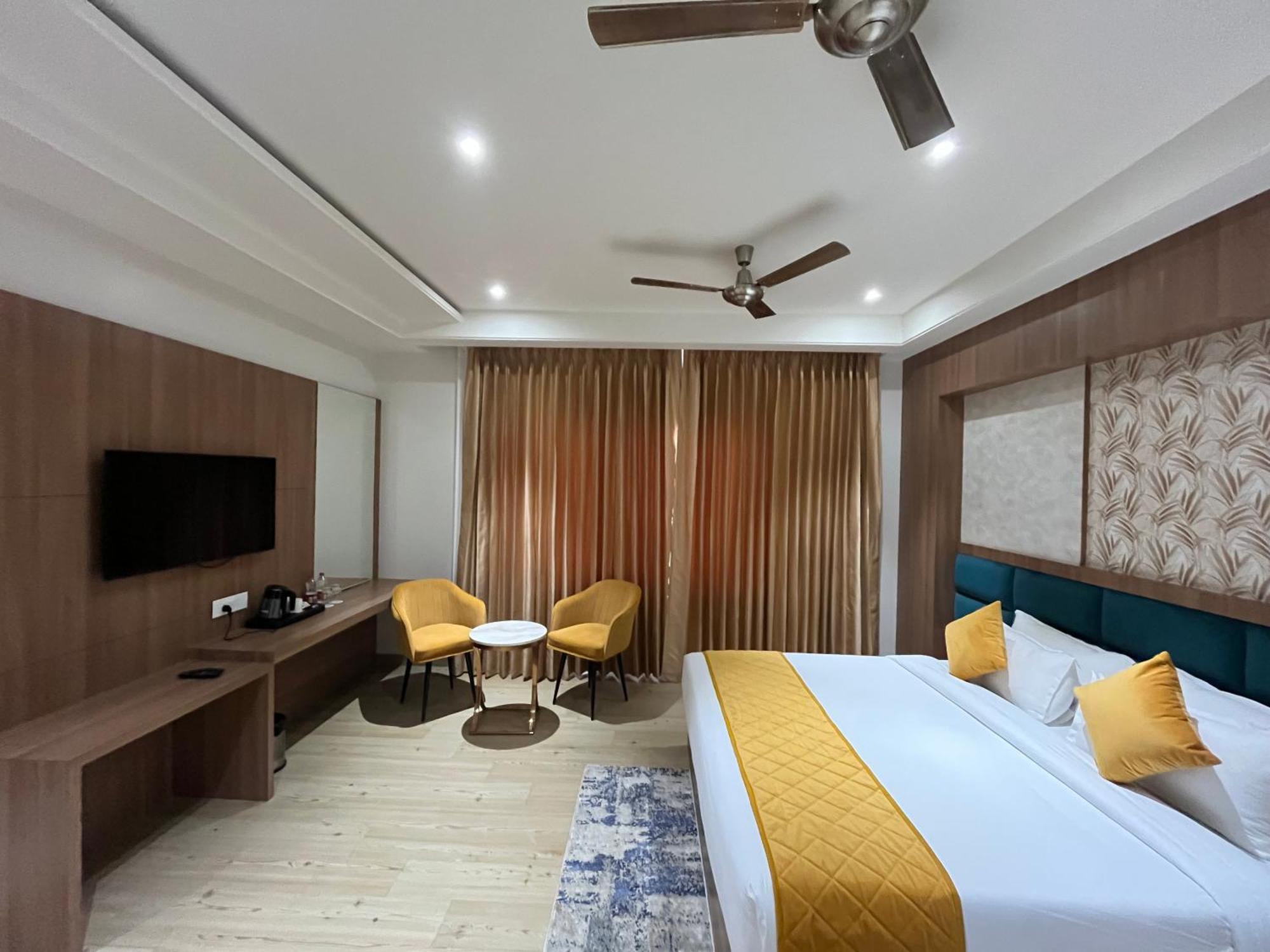 Hotel Three Seasons Вриндавана Экстерьер фото