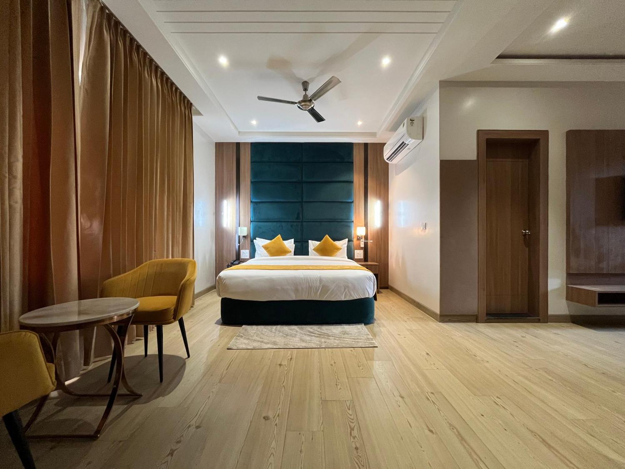 Hotel Three Seasons Вриндавана Экстерьер фото