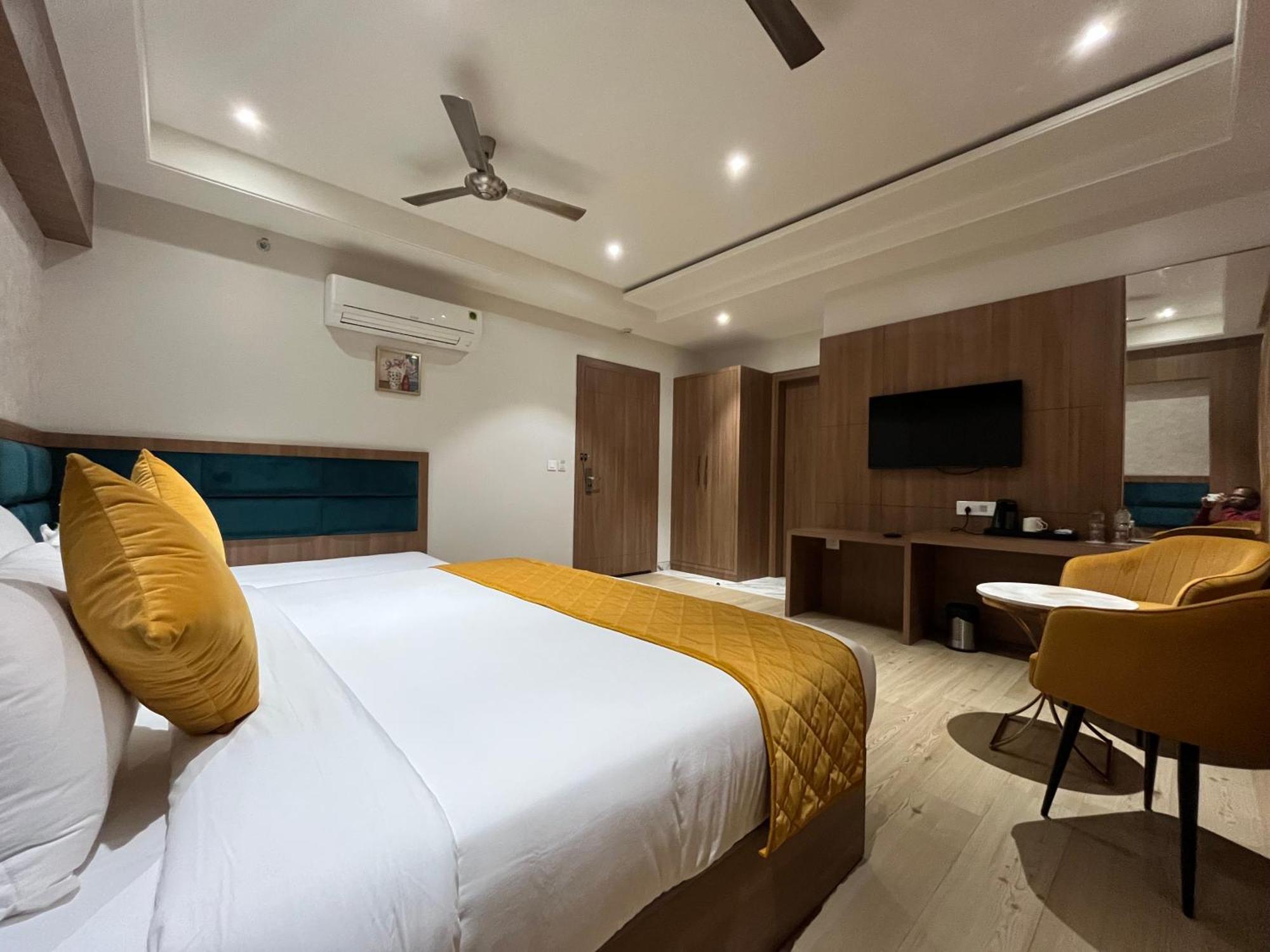 Hotel Three Seasons Вриндавана Экстерьер фото