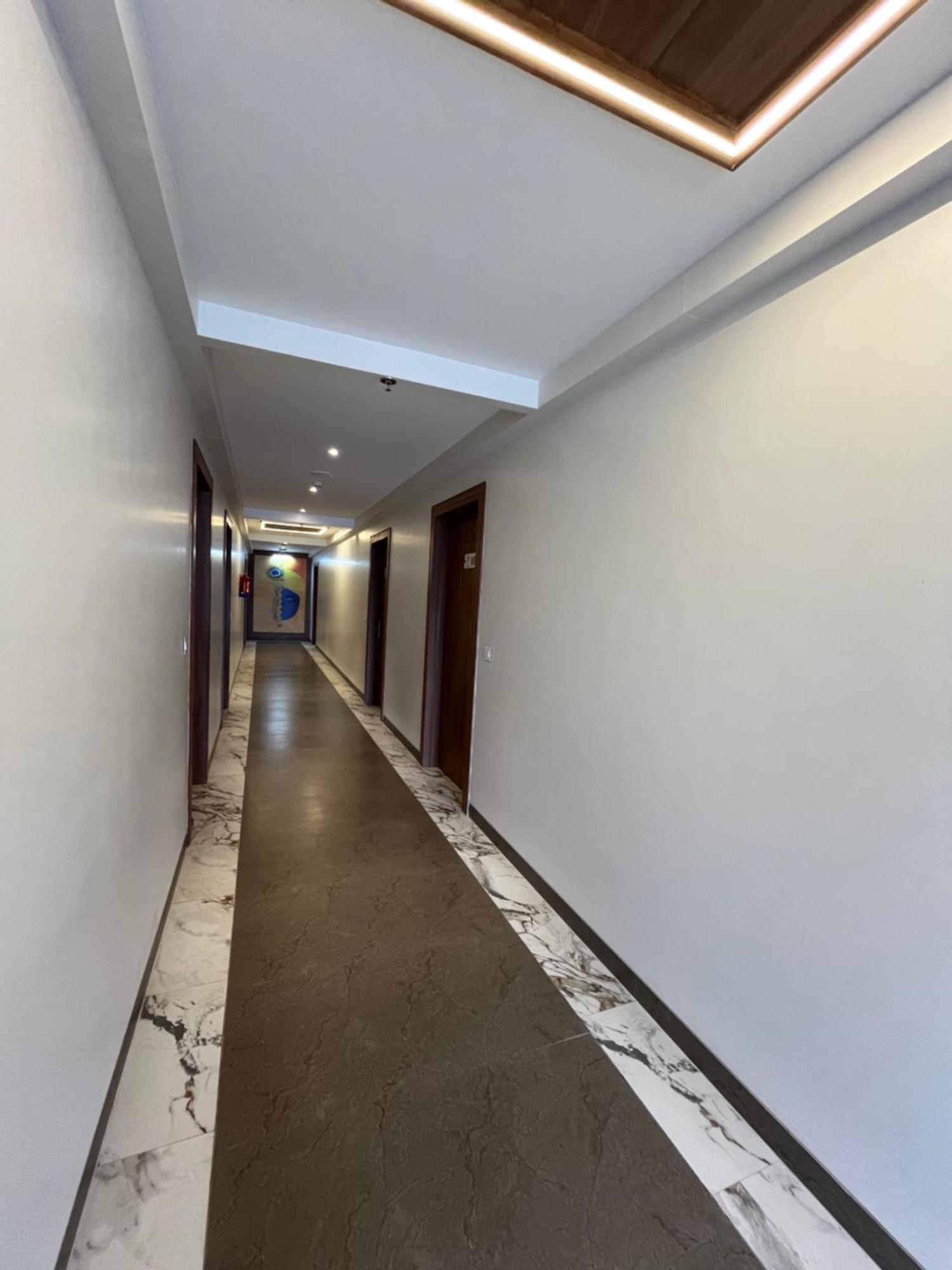 Hotel Three Seasons Вриндавана Экстерьер фото