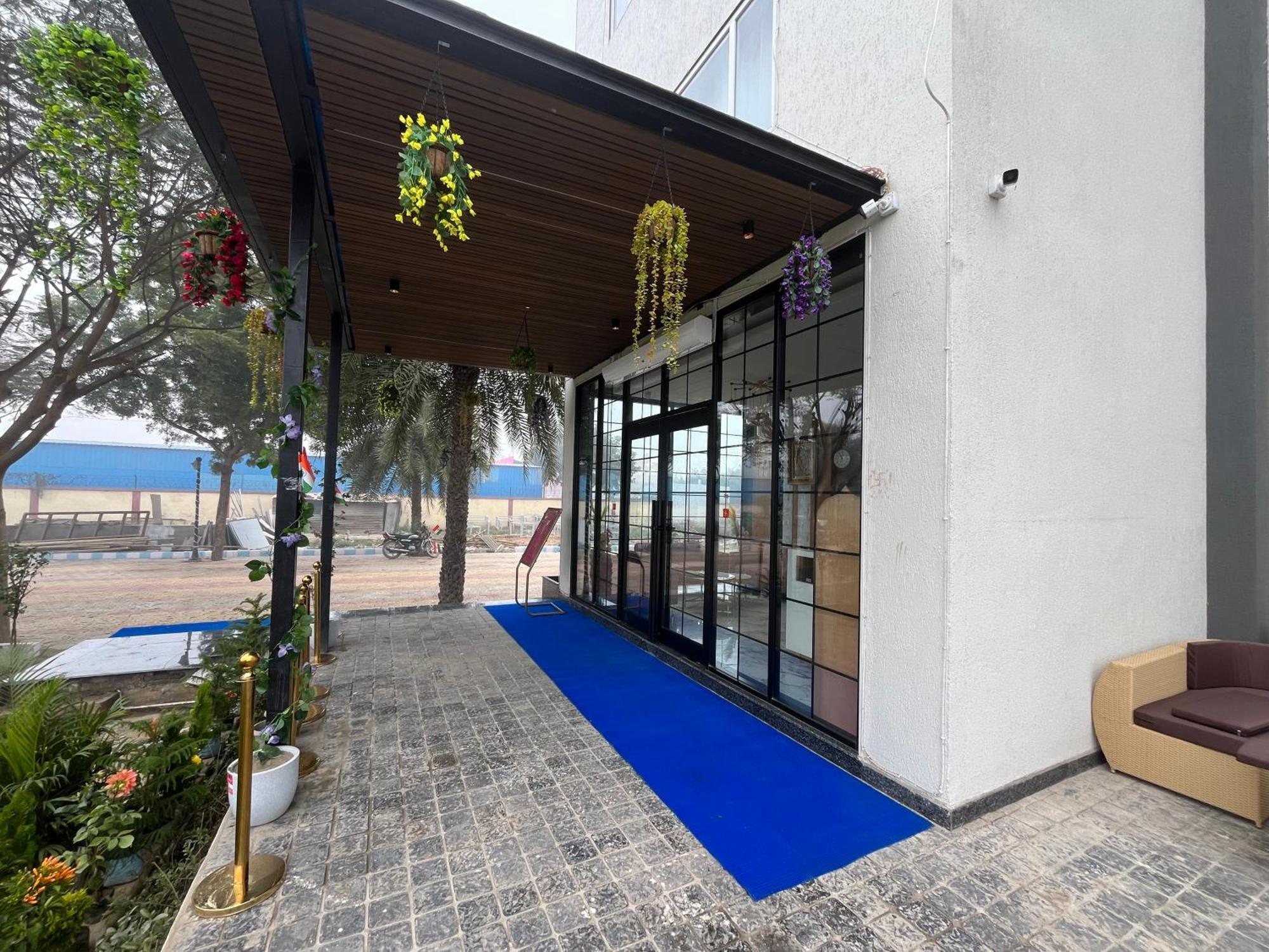 Hotel Three Seasons Вриндавана Экстерьер фото