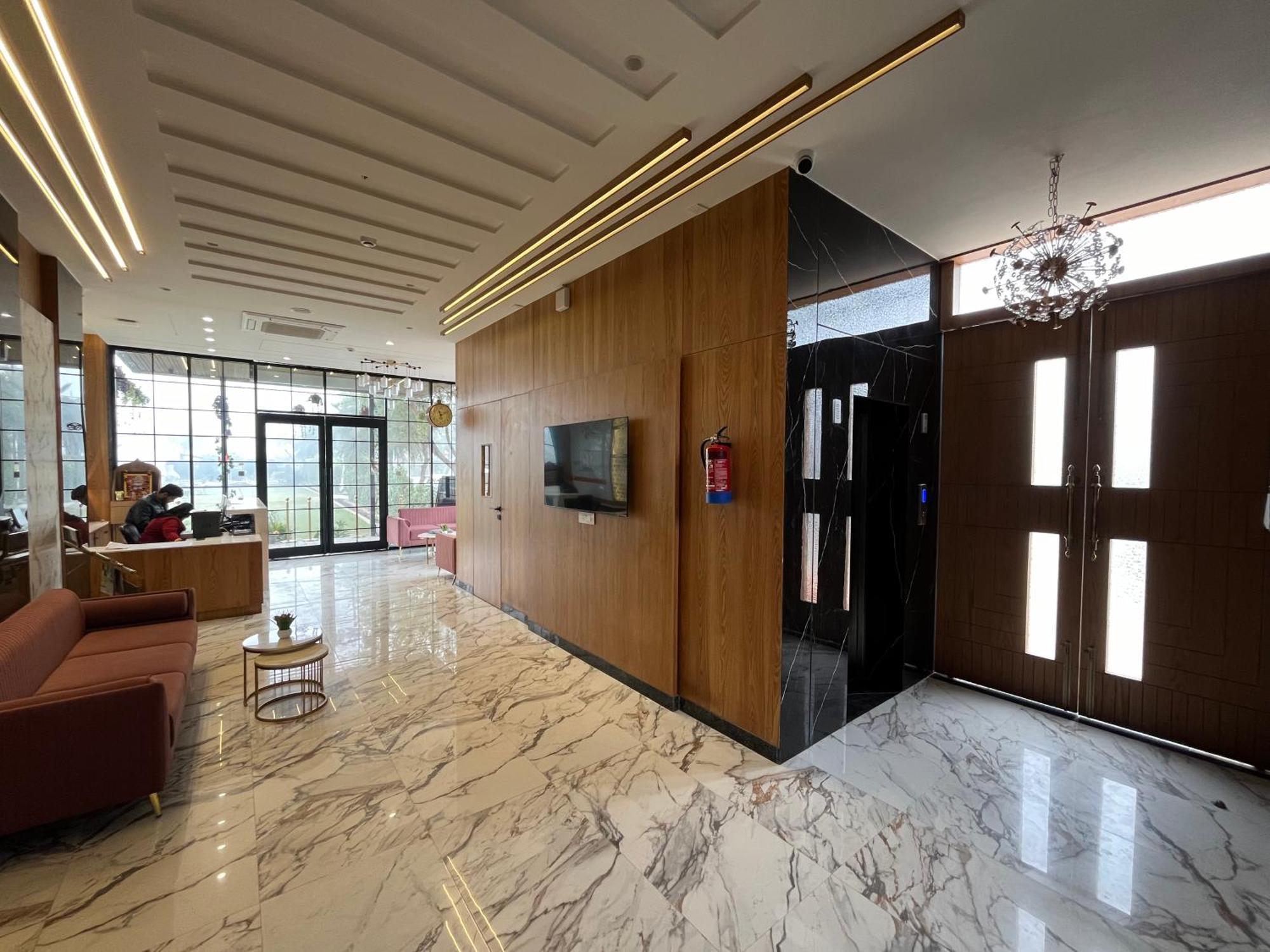 Hotel Three Seasons Вриндавана Экстерьер фото