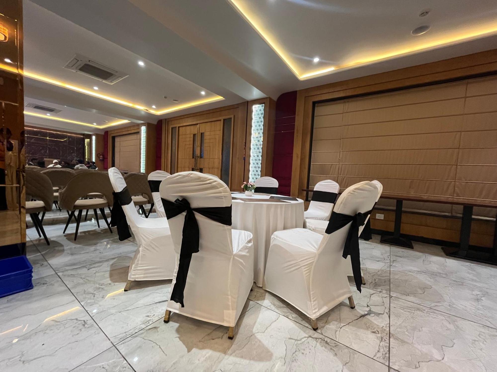 Hotel Three Seasons Вриндавана Экстерьер фото