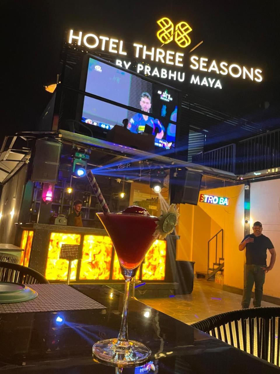Hotel Three Seasons Вриндавана Экстерьер фото