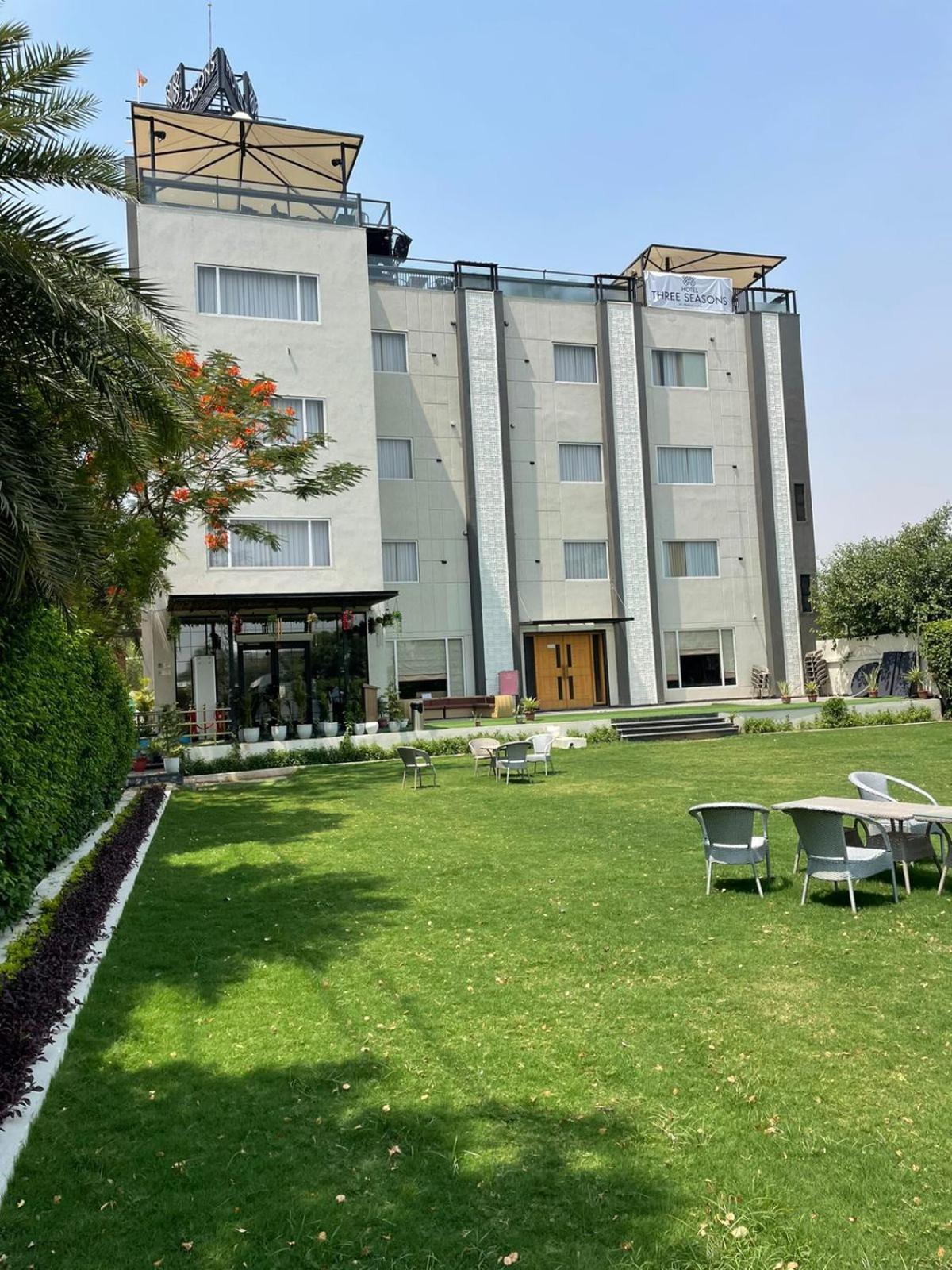 Hotel Three Seasons Вриндавана Экстерьер фото