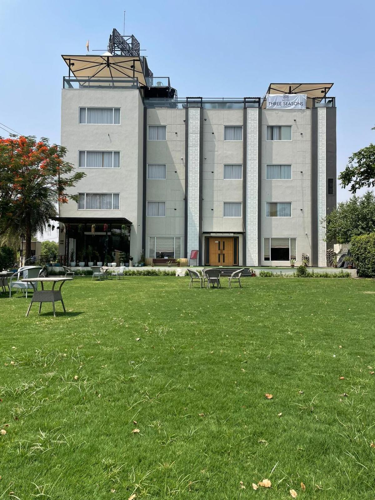 Hotel Three Seasons Вриндавана Экстерьер фото