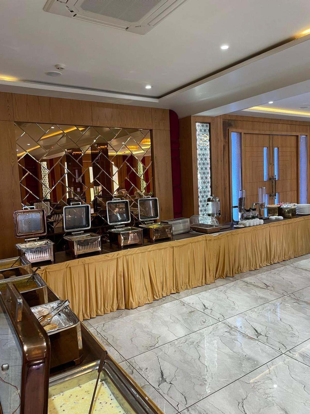 Hotel Three Seasons Вриндавана Экстерьер фото