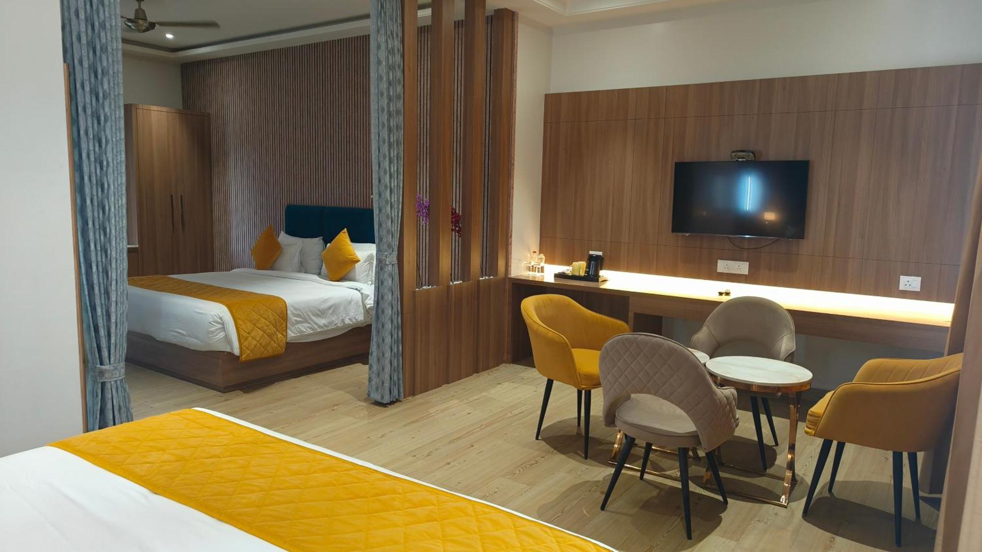Hotel Three Seasons Вриндавана Экстерьер фото