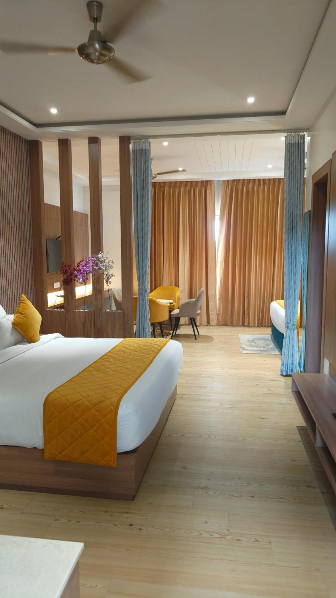 Hotel Three Seasons Вриндавана Экстерьер фото