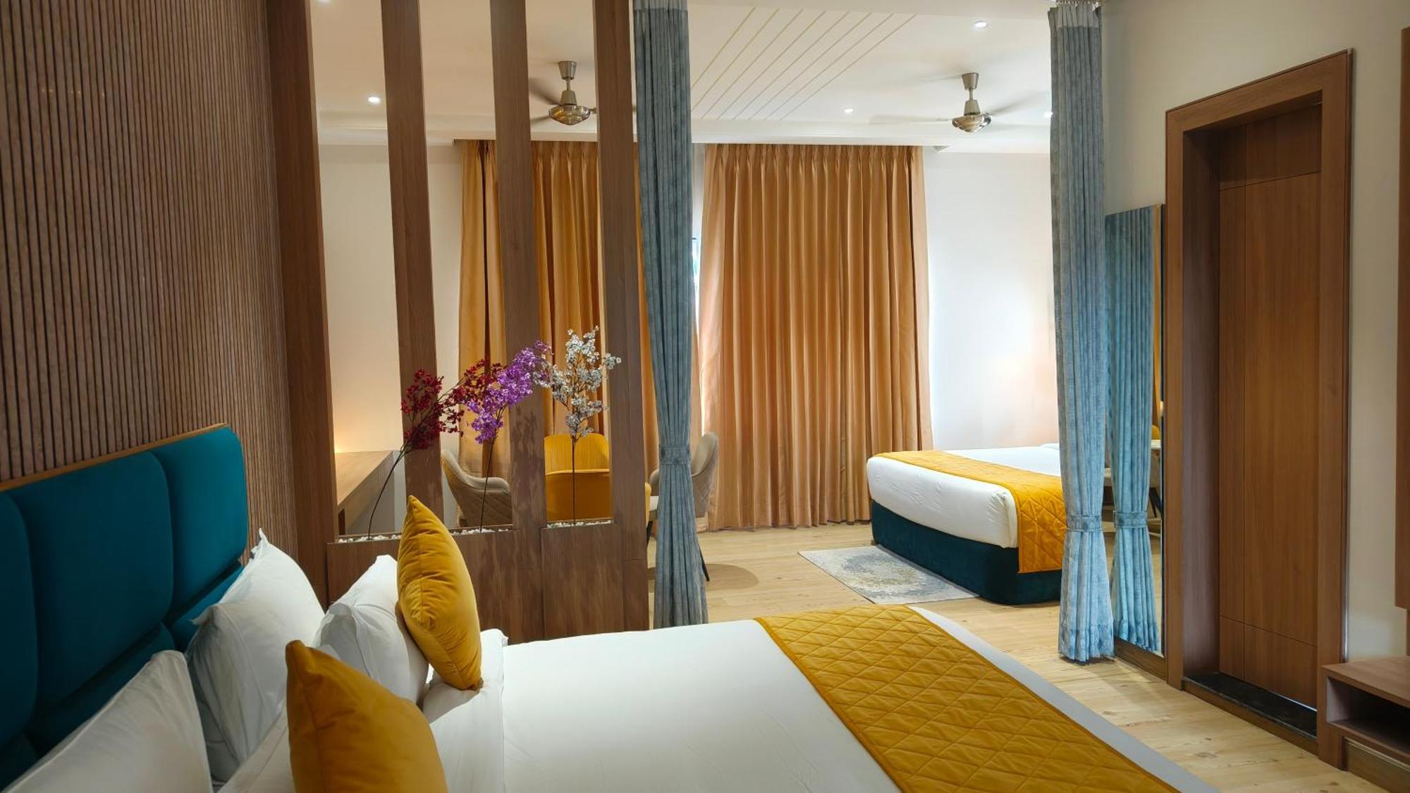 Hotel Three Seasons Вриндавана Экстерьер фото